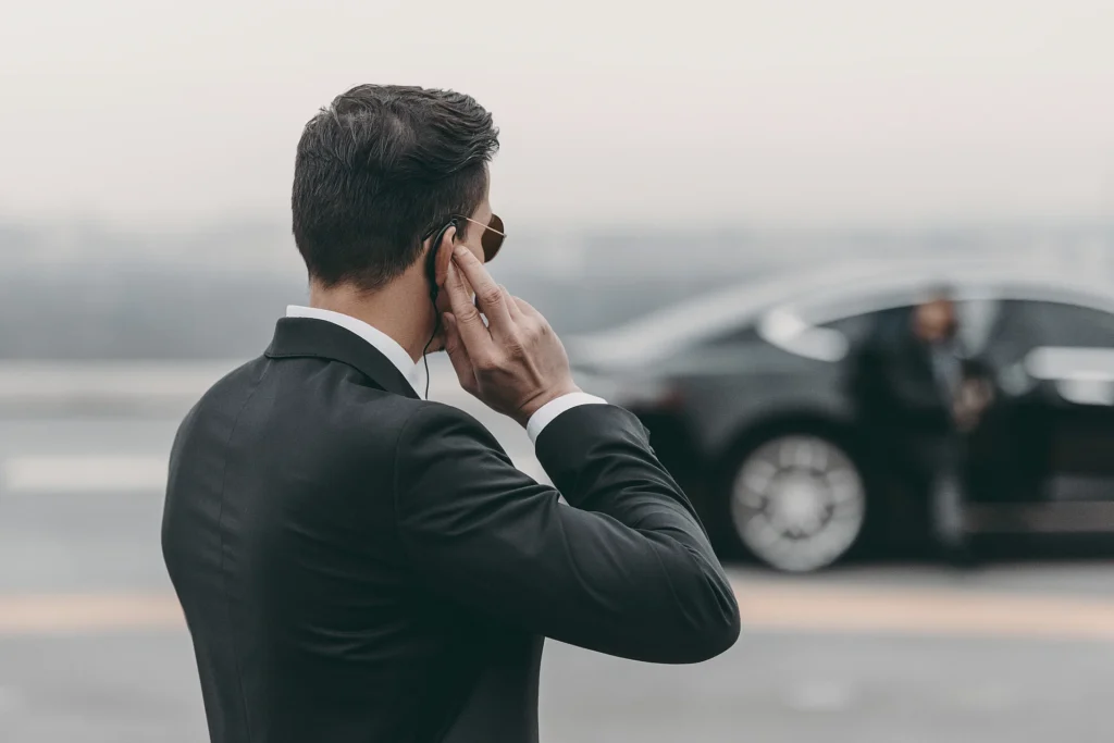 Suess - Unternehmen - ueber uns sicherheitsmann vor auto