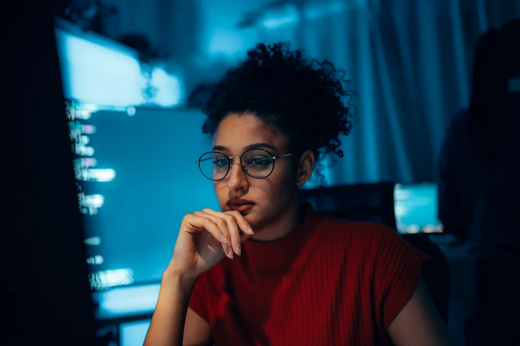 Suess - Sicherheit für KRITIS-Unternehmen - sicherheit kritisunternehmen programmiererin am computer